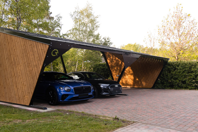 Solarstone Solar Carport utvidet med en Bentley og en Audi