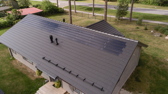 solar tiled roof combined with roof tiles