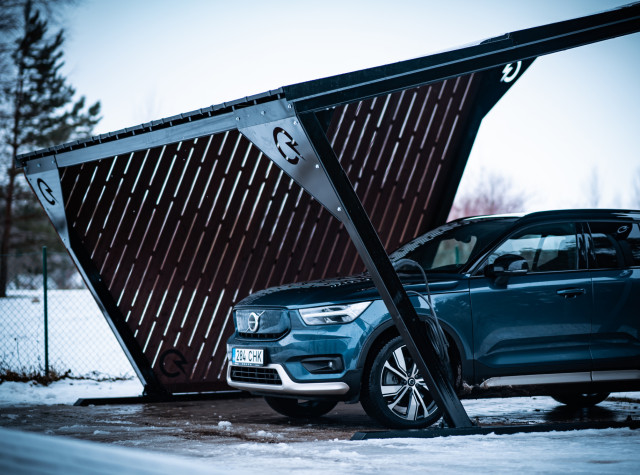 Solarstone Solar Carport med elektrisk Volvo XC40 i snøforhold