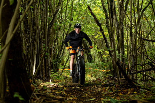 e-bike racer going though the woods