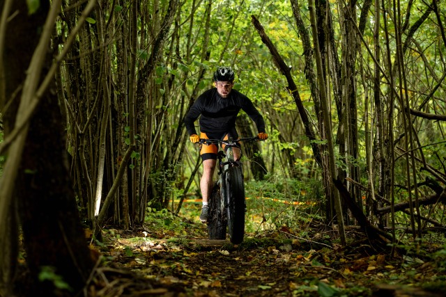 e-bike sõitja metsas