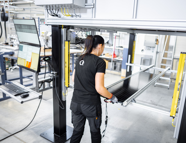 Solarstone tehase töötaja kasutab uut eritellimusel valmistatud testimisjaama