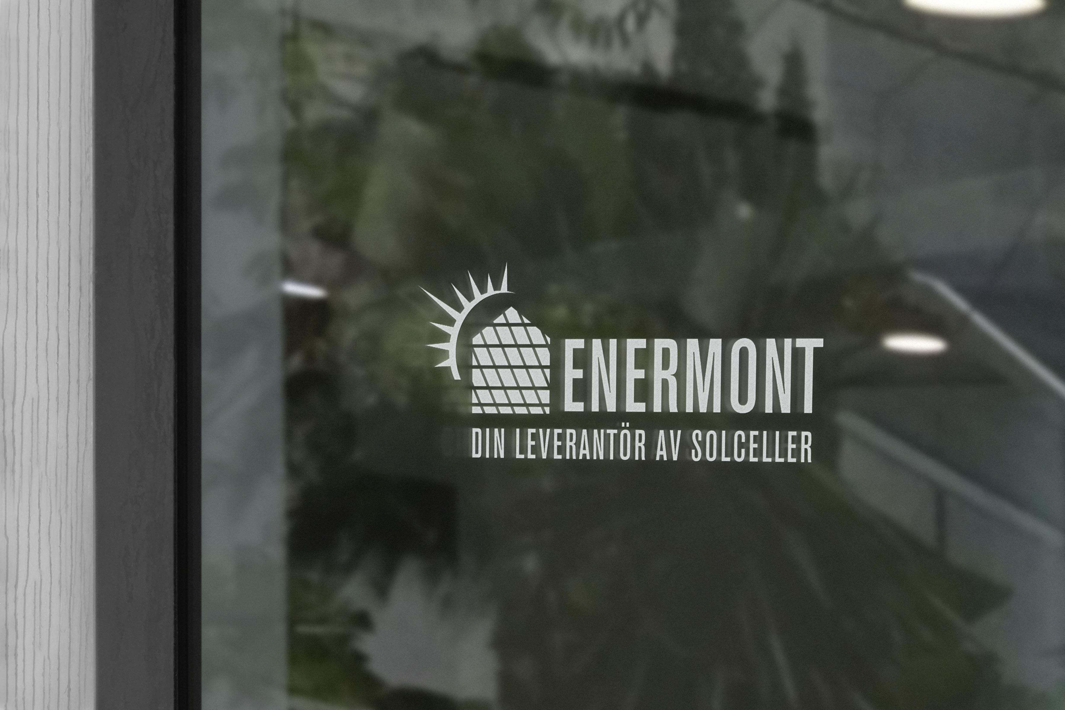 Enermont-logotyp på ett fönster