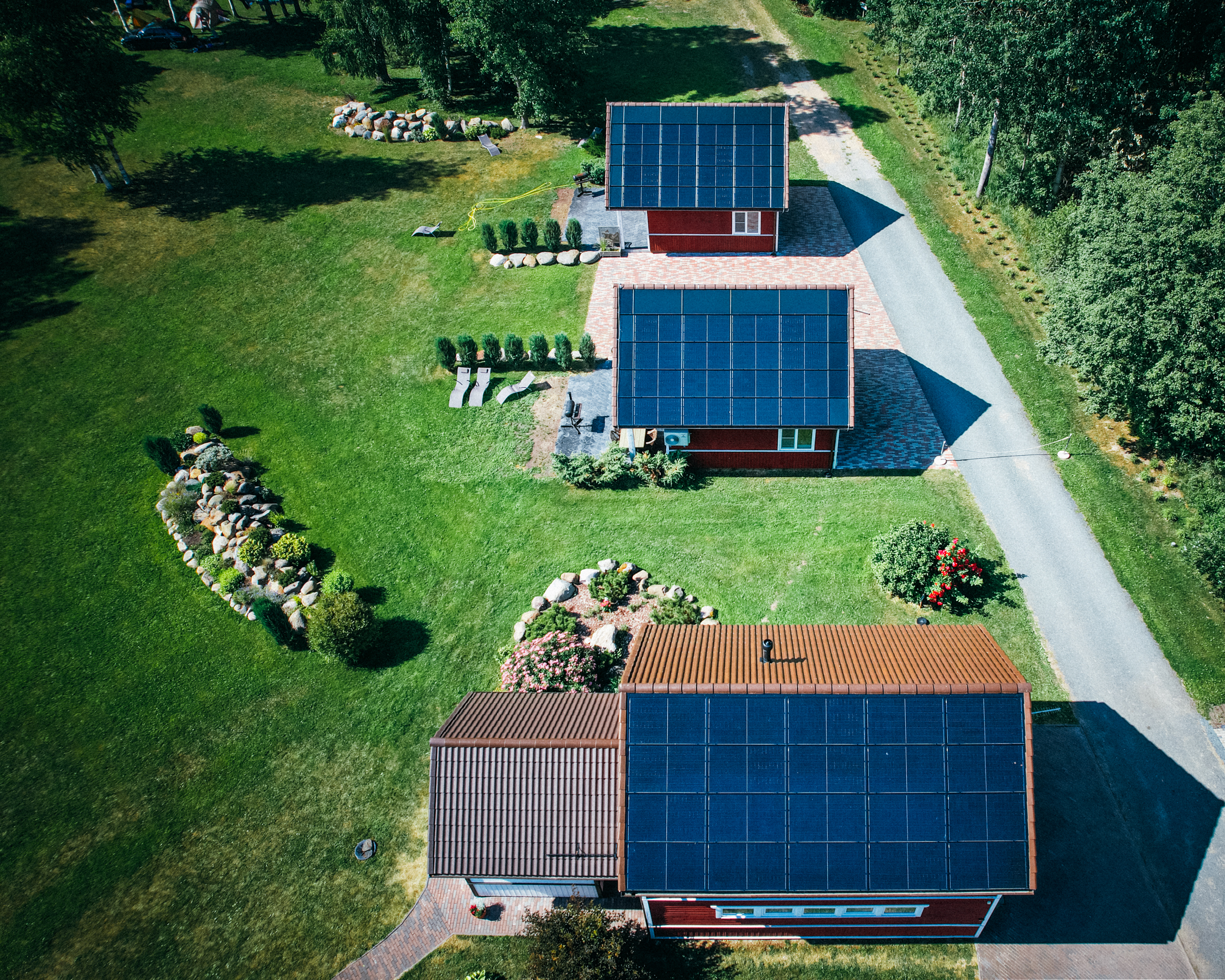 Bild på ett hus i svensk stil med Solarstone Solar Full Roof filmad med drönare