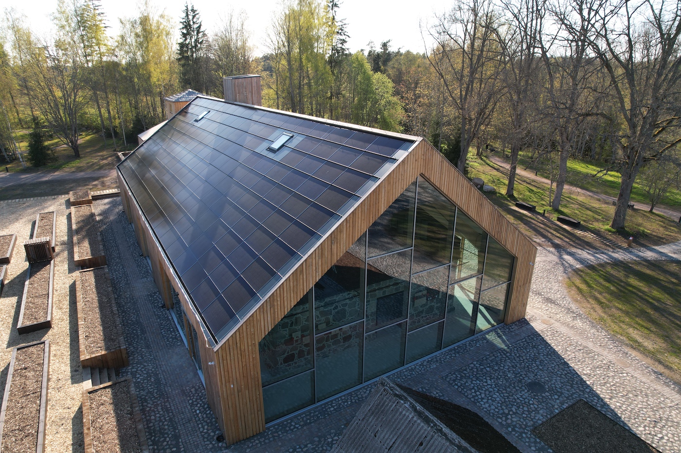 mulgi elamuskeskus with solarstone solar roof